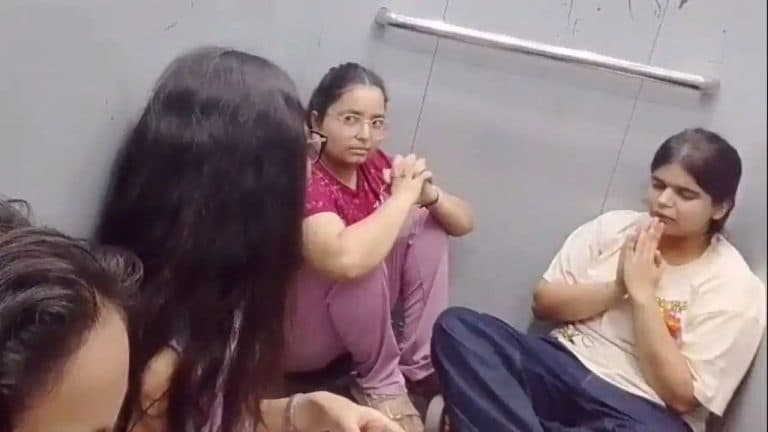 ग्रेटर नोएडा में लिफ्ट में फंसीं 5 लड़कियां, आधे घंटे तक सहमी रहीं, डर के बीच पढ़ने लगीं हनुमान चालीसा
