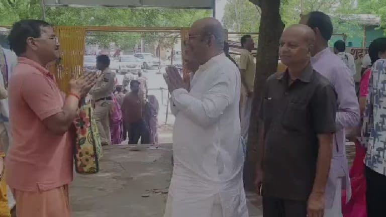 दतिया उपचुनाव 2026: नामांकन से पहले मां पीतांबरा के दरबार पहुंचे घनश्याम सिंह, दिग्विजय सिंह ने भी टेका माथा