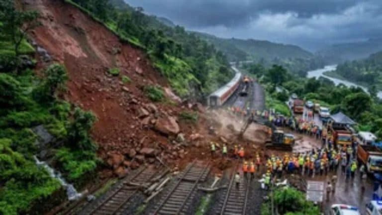 मुंबई-पुणे रेल रूट पर लैंडस्लाइड, कई ट्रेनें रद्द, कुछ को किया गया डायवर्ट