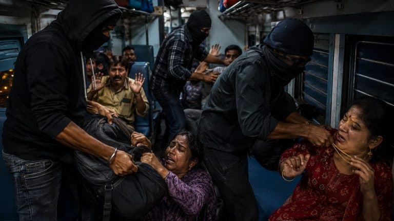 जोधपुर-भोपाल एक्सप्रेस में लूट, गुना के रुठियाई आउटर पर नकाबपोश बदमाशों का हमला, यात्रियों से जेवर-बैग लूटे