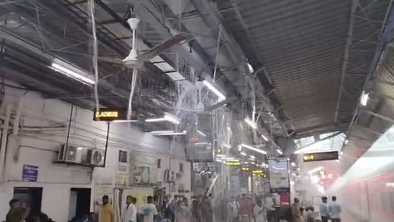 रायपुर रेलवे स्टेशन पर बारिश का कहर, प्लेटफॉर्म नंबर-1 बना तालाब, यात्रियों को उठानी पड़ी भारी परेशानी