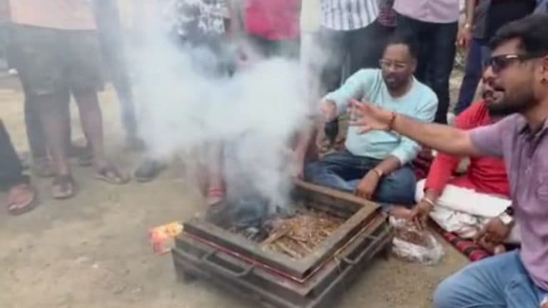 सर्विस रोड की मांग पर फूटा लोगों का गुस्सा, सड़क जाम के बाद अधिकारियों की सद्बुद्धि के लिए किया हवन