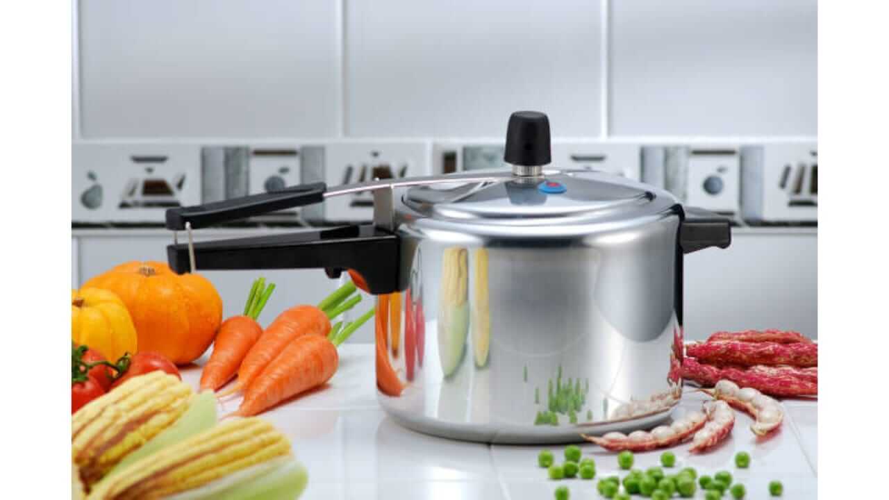 प्रेशर कुकरमध्ये चुकूनही शिजवू नका ‘या’ गोष्टी जाणून घ्या परिणाम…