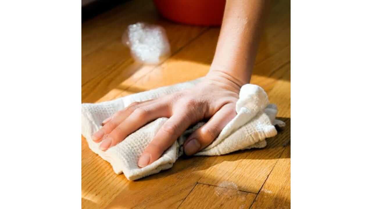 वास्तुशास्त्रानुसार, जुन्या कपड्यांनी घर पुसू नये, जाणून घ्या कारण…