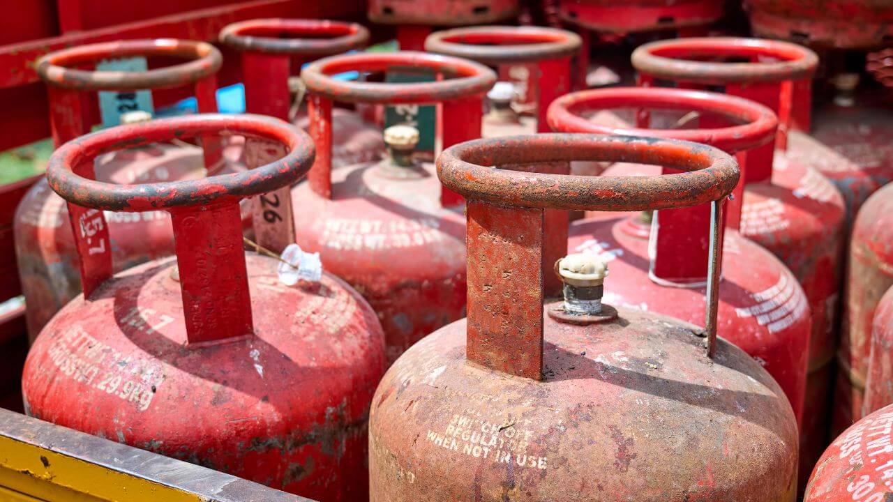 घरगुती सिलिंडर महागला, उद्यापासून मोजावे लागणार जादा रुपये; किती असेल किंमत?