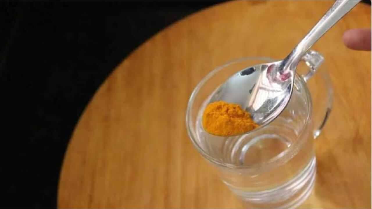 सकाळी चहाऐवजी एक ग्लास हळदीचं पाणी प्या, आरोग्यास मिळतील ‘हे’ फायदे