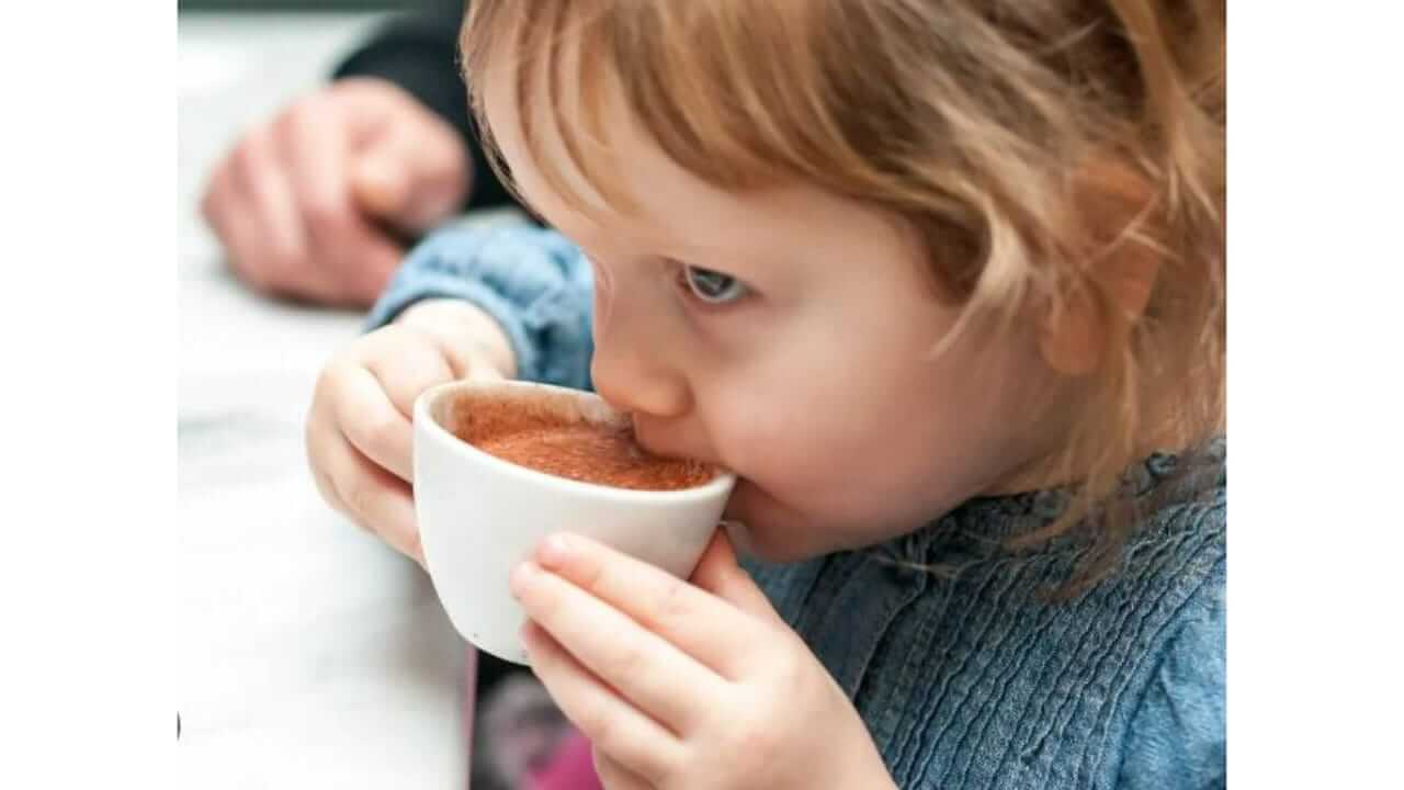 लहान मुलांना चहा देऊन पालक करतायत मोठी चुक; जाणून घ्या यामुळे होणाऱ्या परिणांमांबद्दल..