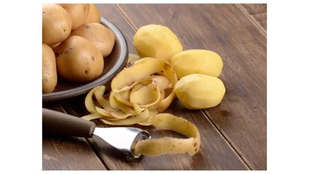 बटाट्याची साल सोलून फेकून देताय? फायदे जाणून तुम्हाला आश्चर्य वाटेल