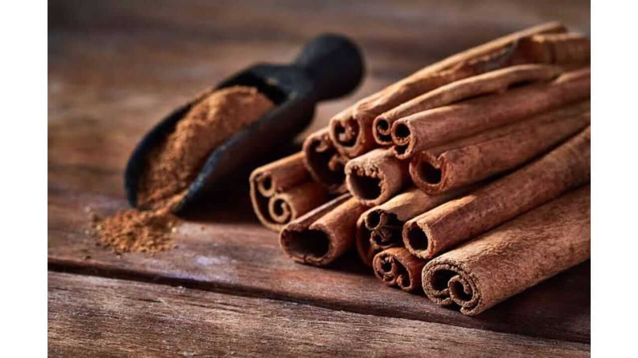 केसांसाठी फायदेशीर आहे दालचिनी, जाणून घ्या फायदे