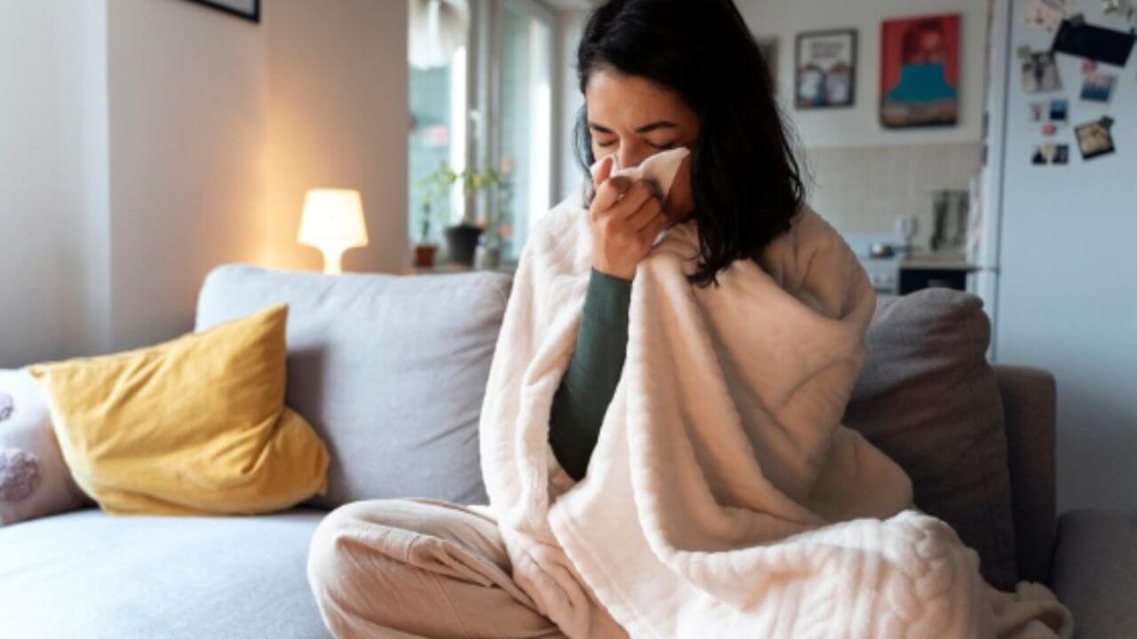 वातावरण बदलताच सर्दी-खोकला, तापाने त्रस्त आहात? ‘हे’ आयुर्वेदिक उपाय देतील आराम