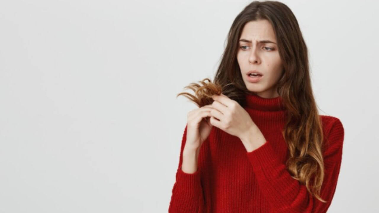 केसांना फाटे फुटून केस फारच निर्जीव झालेत? ‘हे’ घरगुती उपाय केस बनवतील चमकदार