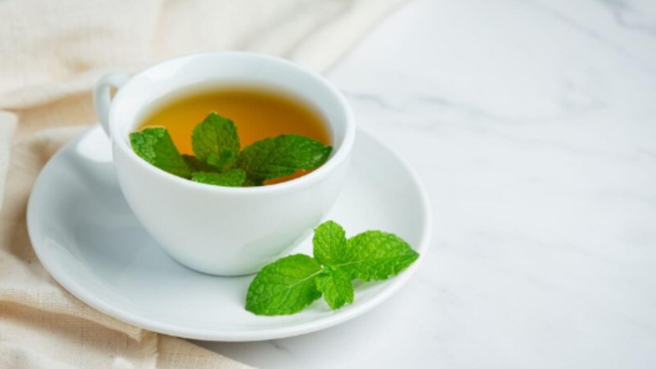 चेहऱ्यावरील केसांची समस्या दूर करते पुदिन्याचा चहा, जाणून दररोज पिण्याचे फायदे