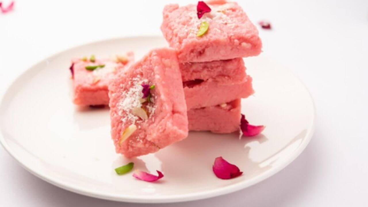घरातच बनवा मार्केटसारखी गुलकंद बर्फी, पाहा सोपी रेसिपी