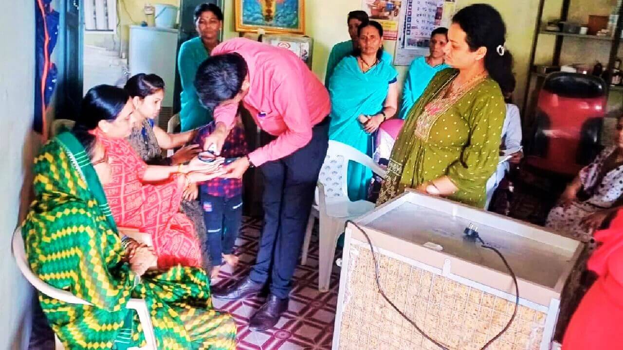 केस, नख गळतीनंतर आता हातांना भेगा; बुलढाण्यात नेमकं चाललंय तरी काय?