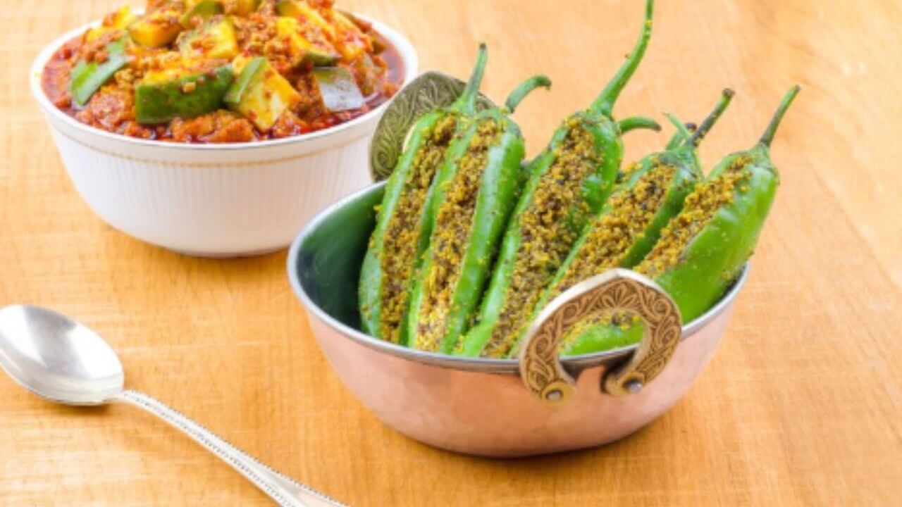 जेवणाची चव वाढवेल मिरचीचे लोणचे, कसं बनवायचं जाणून घ्या रेसिपी