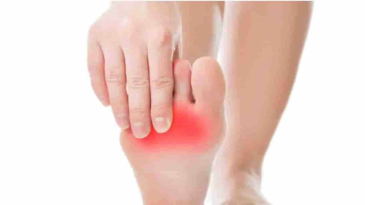 शरीरात ‘या’ गोष्टींच्या कमतरतेमुळे तळवे टोचतात, जाणून घ्या..