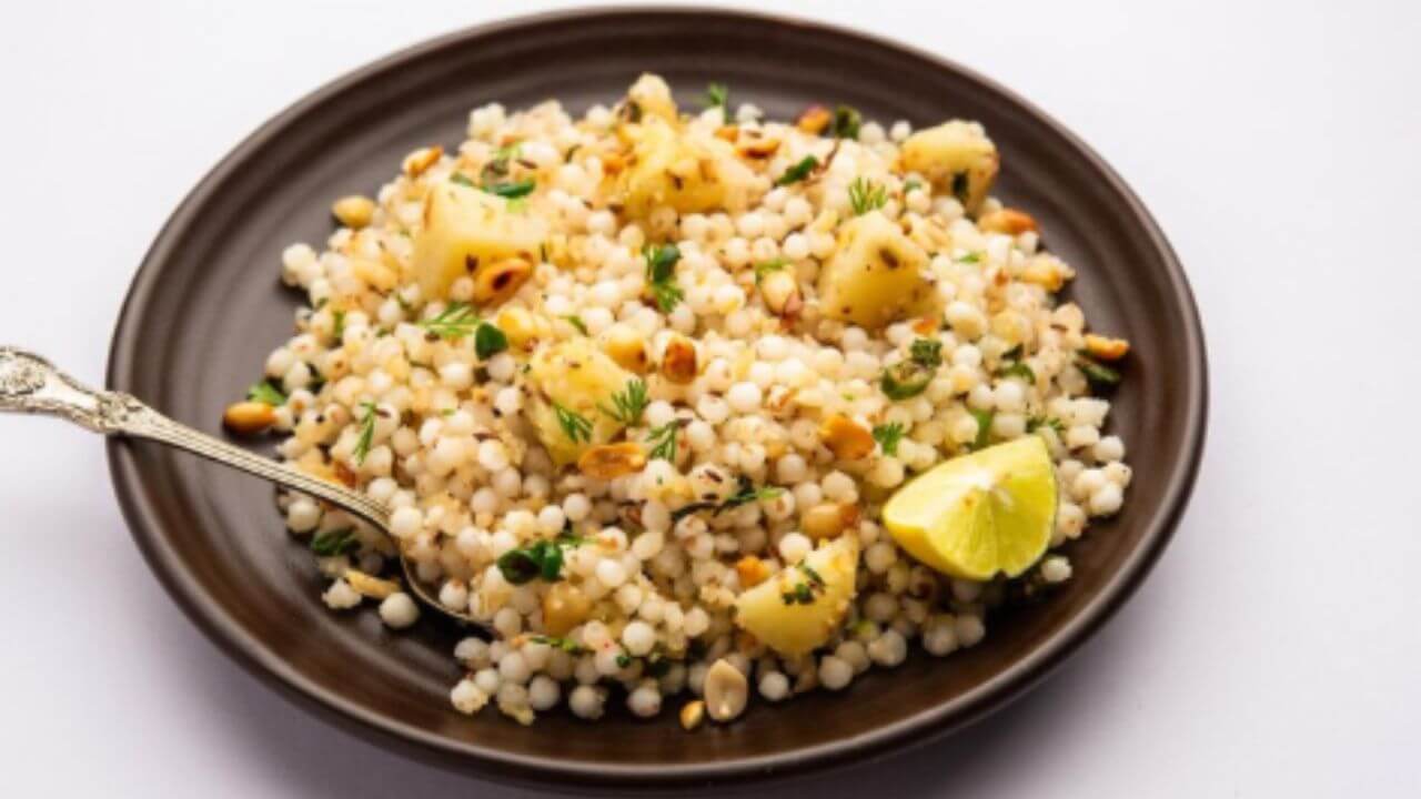 साबुदाणा खिचडी फारच चिकट आणि मऊ बनते? मोकळी सुटसुटीत बनवण्यासाठी फॉलो करा टिप्स