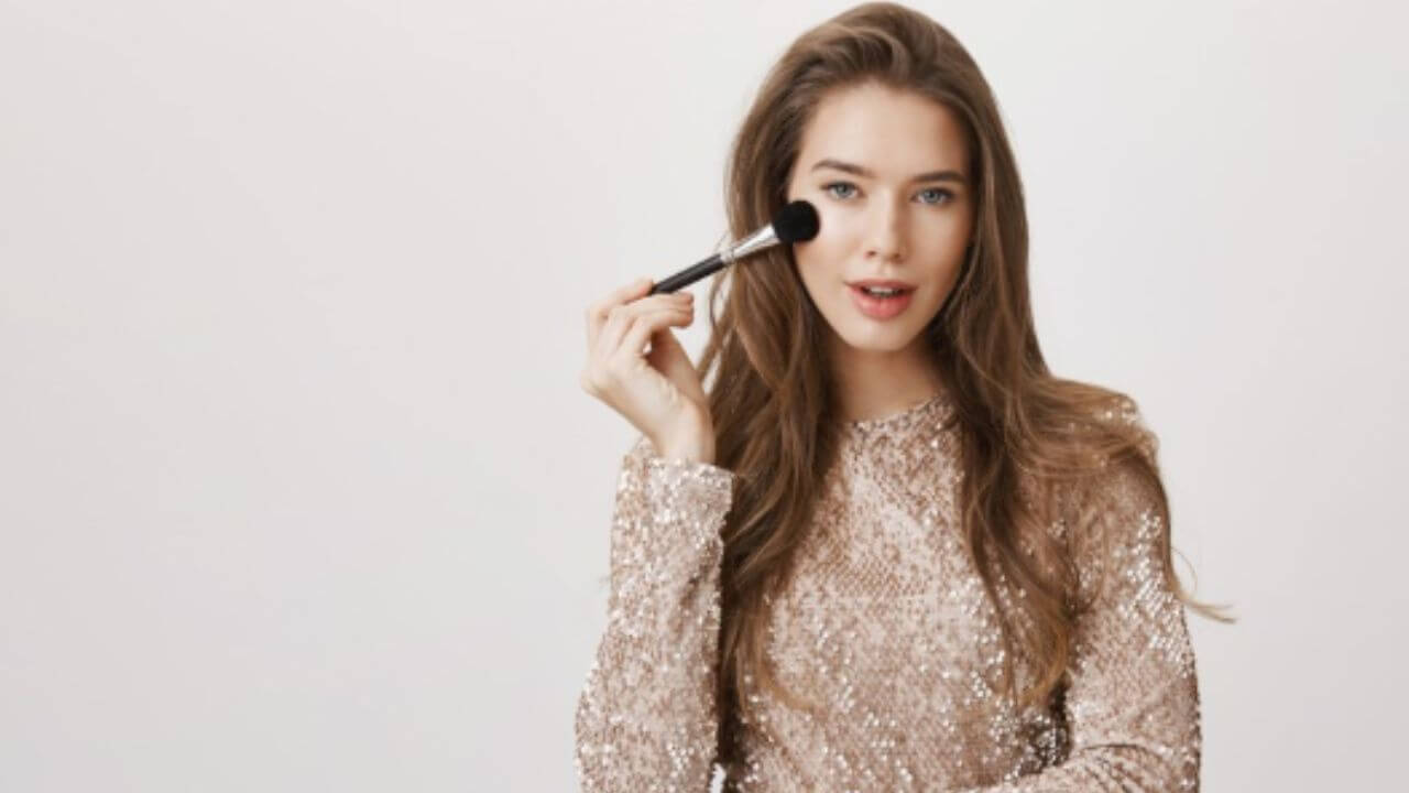 पावसाळ्यात मेकअप खराब होण्याची भीती वाटते? वॉटरप्रूफ बनवण्यासाठी ट्राय करा टिप्स