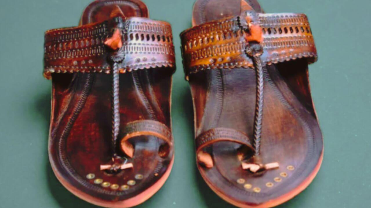 कोल्हापुरी चप्पलला आहे ७०० वर्षांचा जुना वारसा, काय आहे हा इतिहास?