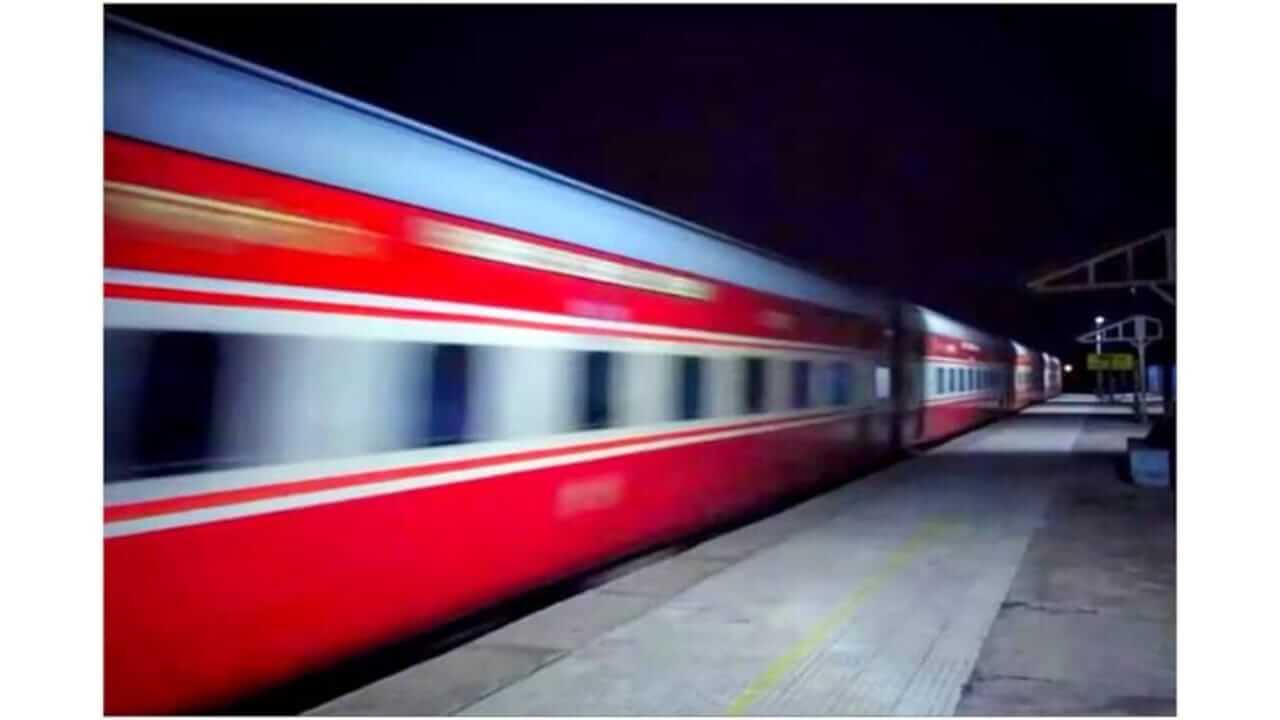 दिवसाच्या तुलनेत रात्री ट्रेनचा वेग जास्त का असतो? जाणून घ्या कारण