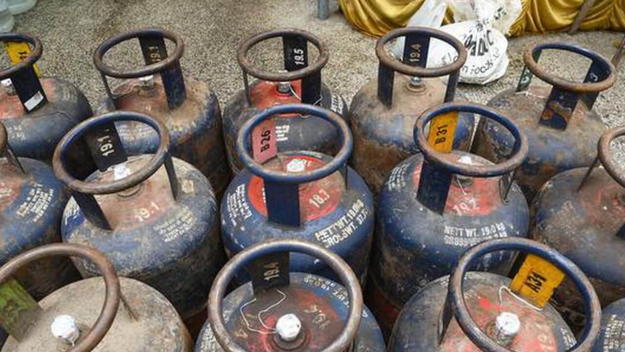 LPG Price Hike: नवीन वर्षाच्या सुरूवातीला महागाईचा भडका; LPG सिलेंडर महाग !