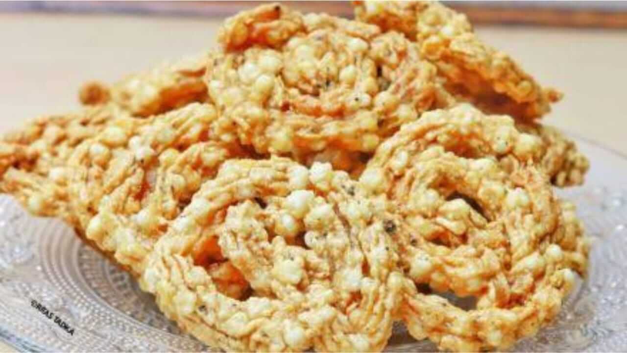 Shravan Special Recipe : श्रावणात उपवासाला खा कच्च्या केळीच्या चकल्या, नक्की ट्राय करा…