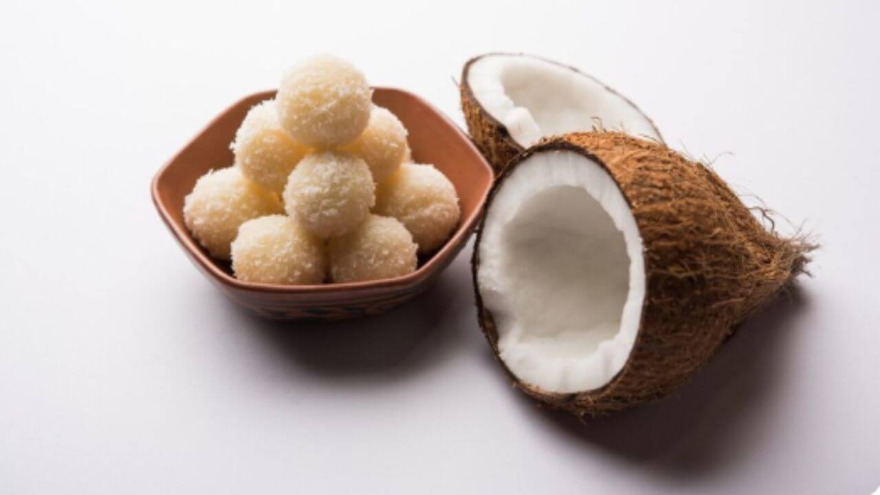 तोंडात विरघळणारे नारळाचे लाडू, पाहा कमी साहित्यात बनणारी रेसिपी