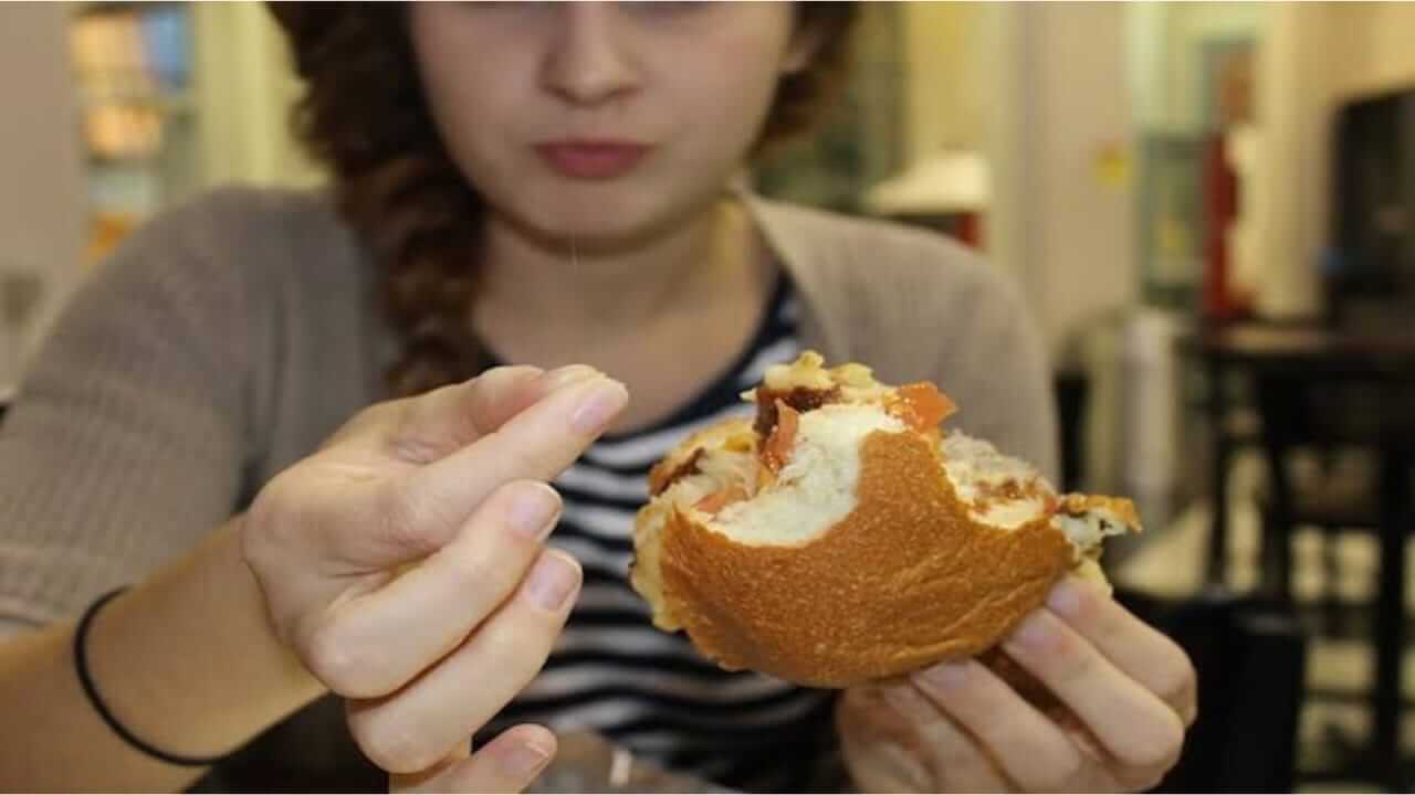 जेवणात सतत केस सापडणे चांगले की वाईट? जाणून घ्या काय सांगतं ज्योतिष शास्त्र?