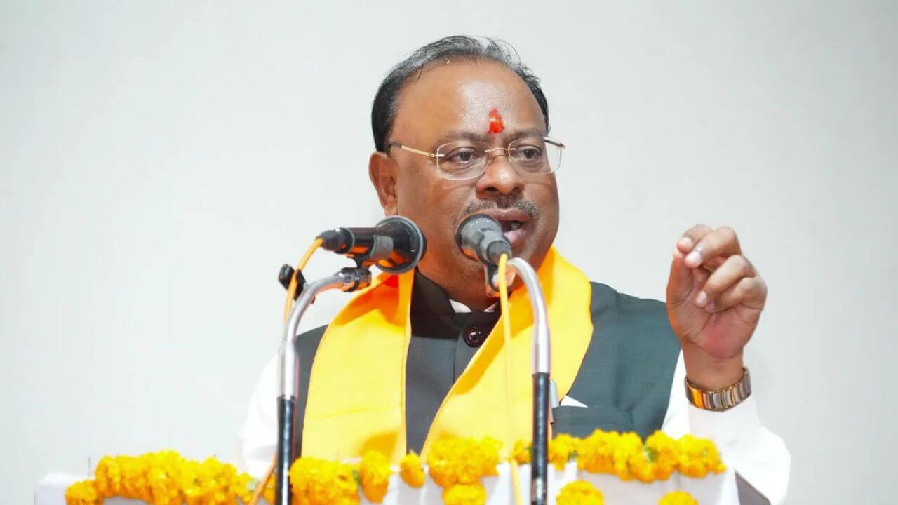 तलाठ्यांनो, रोज येऊन कार्यालयात चेहरा दाखवा, अन्यथा पगार मिळणार नाही, फेसॲप नोंदणी बंधनकारक