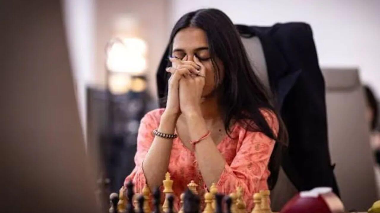 जागतिक महिला बुध्दीबळ स्पर्धेत दिव्या देशमुखची सेमी-फायनलमध्ये धडक; हरिका द्रोणावल्लीला दिली मात!