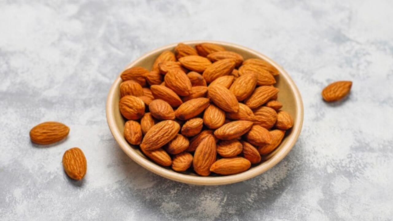 दररोज सकाळी खावा ५ भिजवलेले बदाम, शुगर कंट्रोलपासून वजन कमी करण्यापर्यंत मिळतील अनेक फायदे