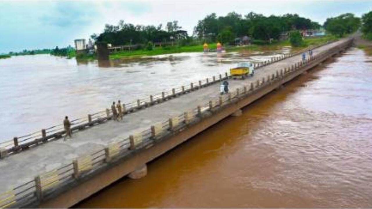 कोल्हापूर जिल्ह्यात पावसाचा जोर वाढला; पंचगंगा नदीची इशारा पातळीकडे वाटचाल, अनेक बंधारे पाण्याखाली