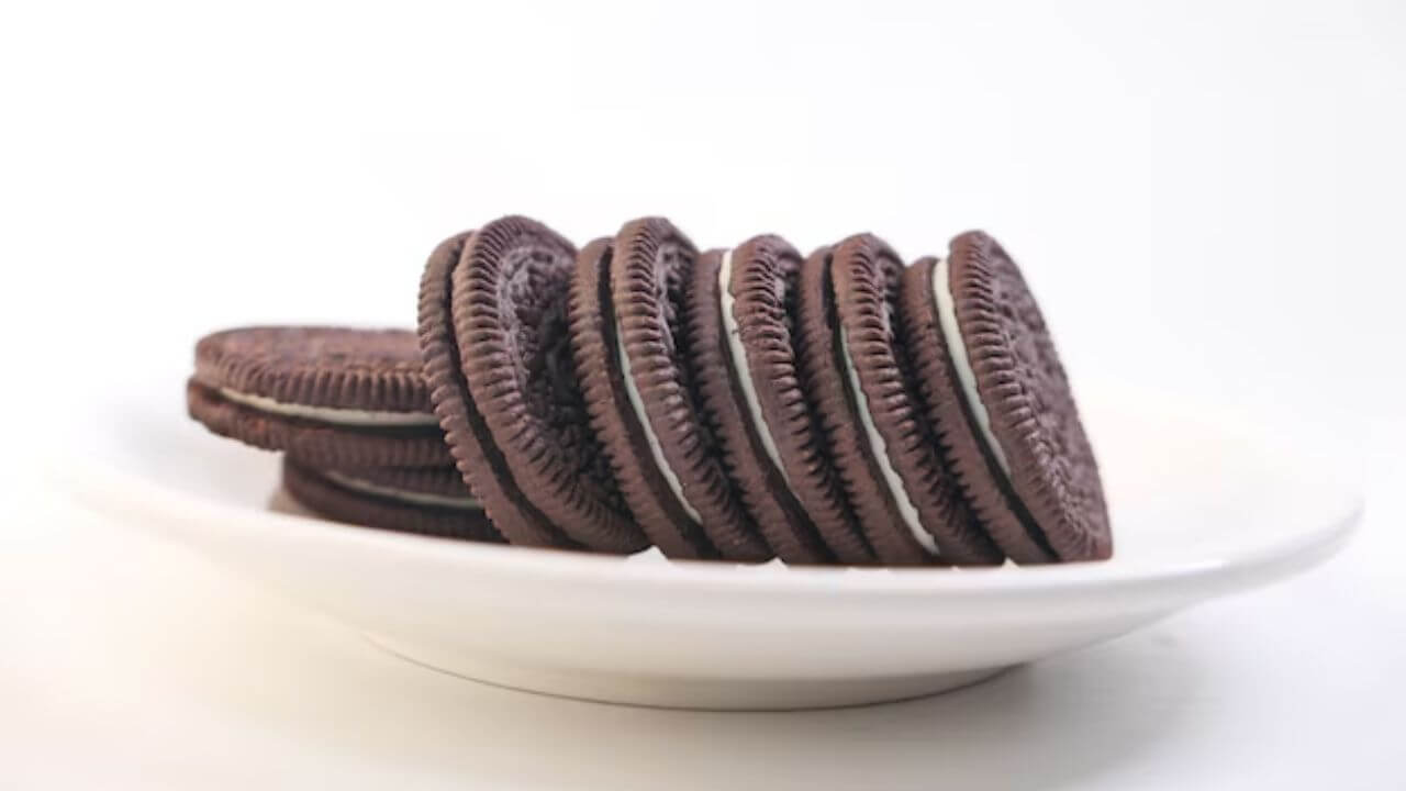 बिस्कीटांचे अतिसेवन ठरू शकते घातक; बिस्कीटे प्रमाणाबाहेर खाण्याचे दुष्परिणाम जाणून बसेल धक्का!