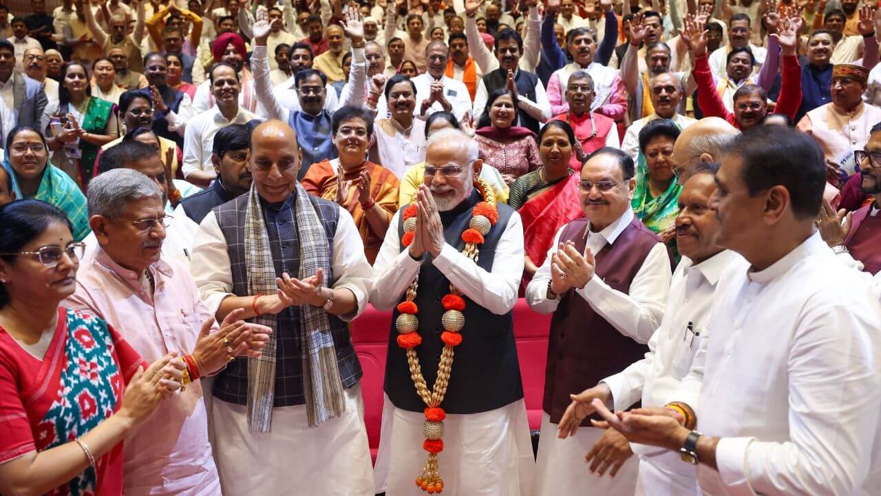 विरोधक पायावर कुऱ्हाड मारुन घेण्यात माहीर, एनडीएच्या बैठकीत पंतप्रधान मोदींची टीका, ऑपरेशन सिंदूरवर चर्चेची मागणी ही चूकच