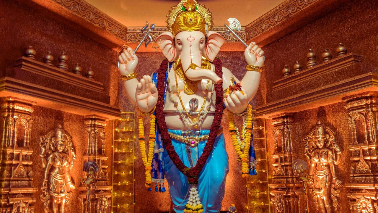 Ganesh Chaturthi 2025 : ऑफिसमध्ये गणपतीच्या कोणत्या मूर्तीची स्थापना करावी? या नियमांकडे दुर्लक्ष करू नका