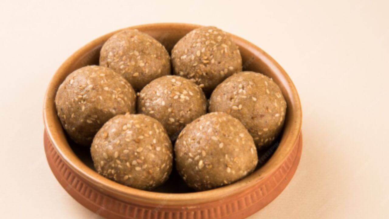 श्रावण स्पेशल, उपवासाला बनवा शिंगाड्याच्या पिठाचे लाडू, पाहा पौष्टिक रेसिपी