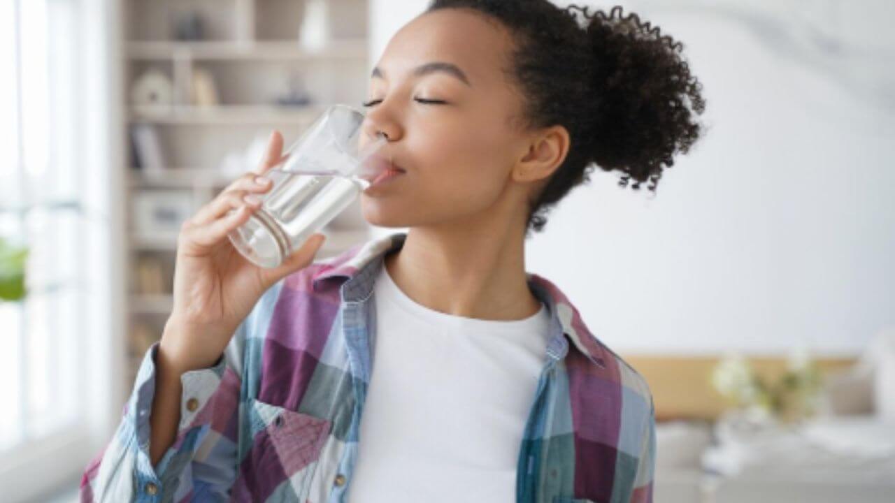 सकाळी ब्रश न करता पाणी पिण्याचे फायदे माहिती आहेत का? जाणून घ्या चमत्कारिक फायदे