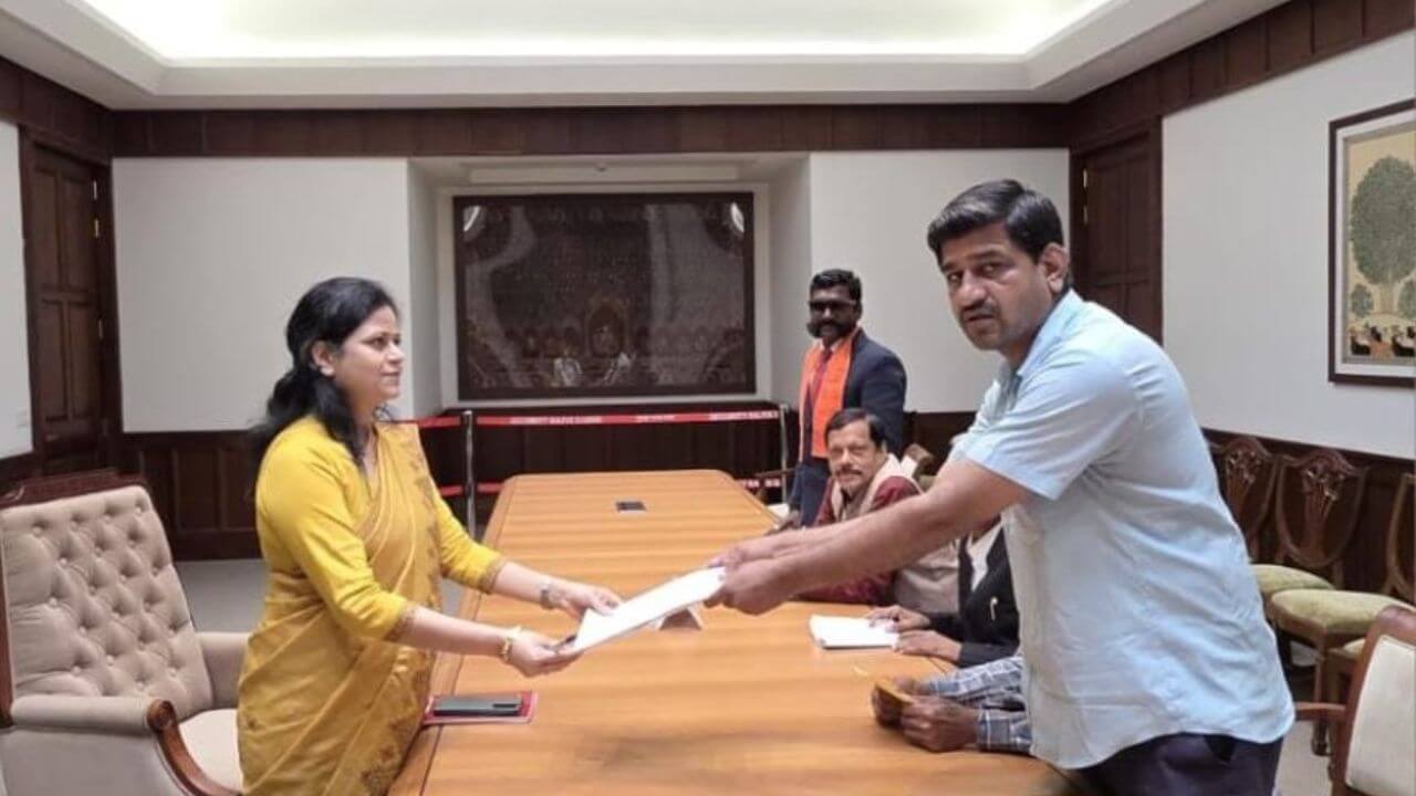 महाराष्ट्रातील शेतकरी कुटुंबातील पठ्ठ्याने भरला उपराष्ट्रपती निवडणुकीचा अर्ज; दौंडच्या उमेश म्हेत्रेचा सर्वांना आश्चर्याचा धक्का!