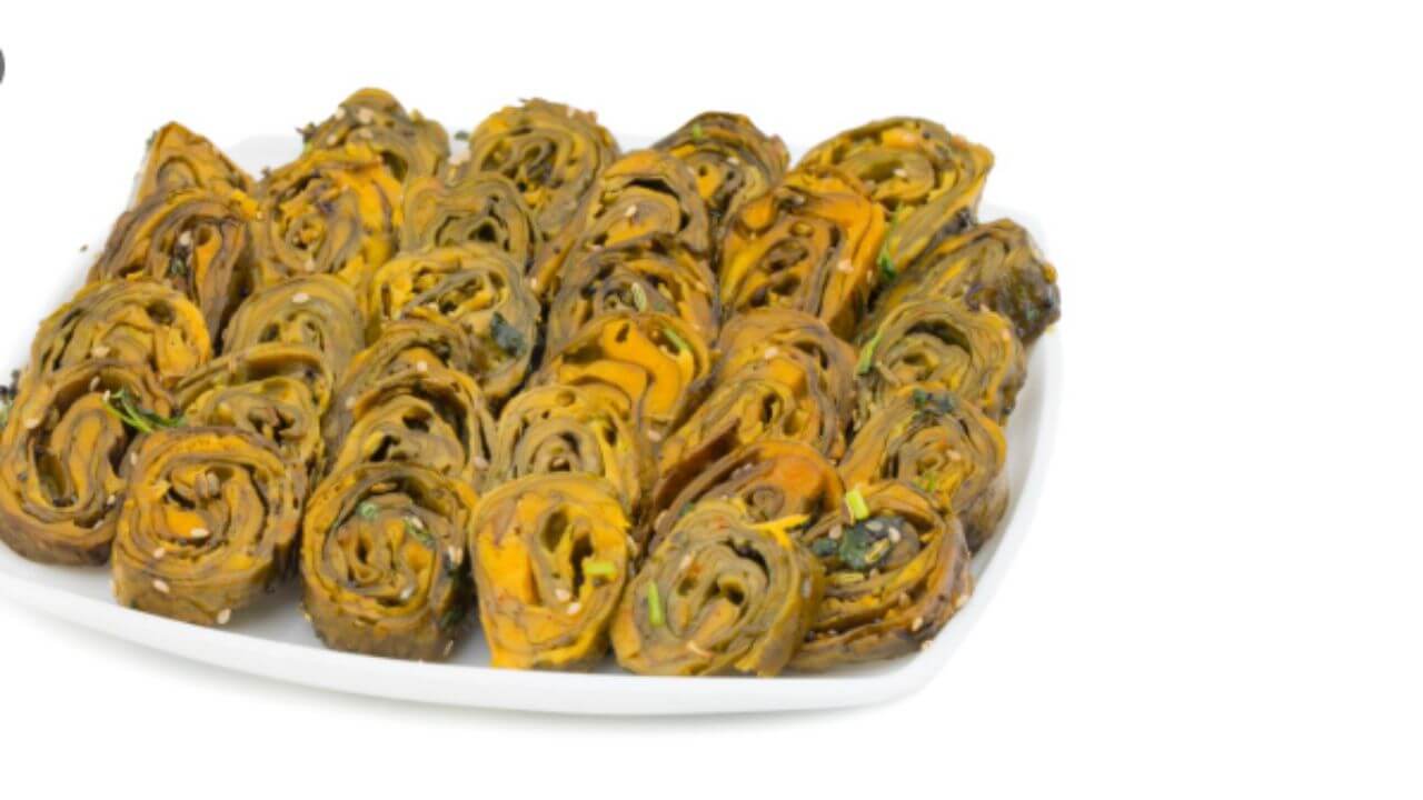 Jyeshtha Gauri Pujan 2025: गौरीच्या नैवेद्यासाठी कशी बनवायची अळूची वडी? पाहा पारंपरिक रेसिपी