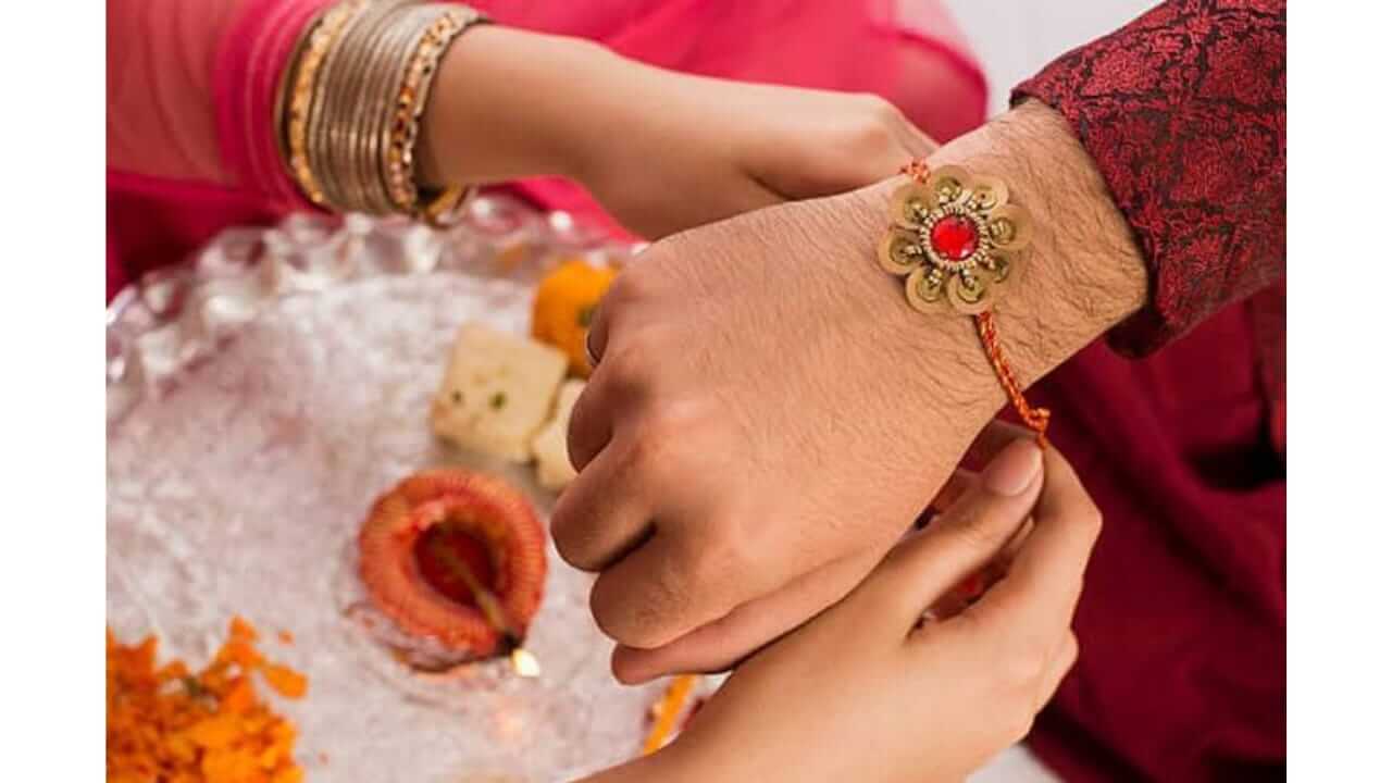 Raksha Bandhan 2025 : 8 की 9 ऑगस्ट यंदा कधी आहे रक्षाबंधन, जाणून घ्या शुभ मुहूर्त