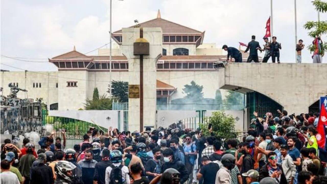 Nepal Protest : दिसताक्षणीस ‘त्या’ लोकांना गोळ्या घाला; सरकारचे थेट आदेश