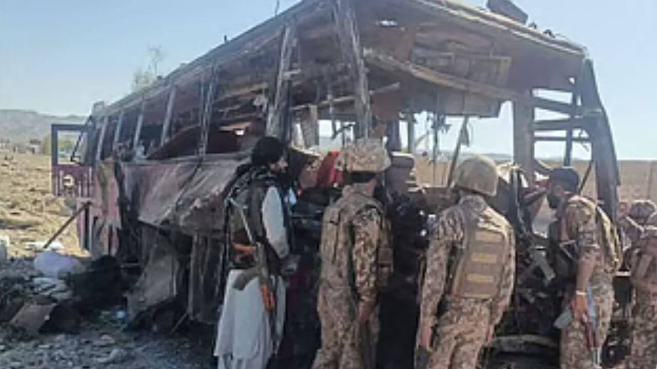 पाकिस्तानात लष्कराच्या बसवर मोठा हल्ला; 12 सैनिकांचा मृत्यू, 4 जण गंभीर जखमी