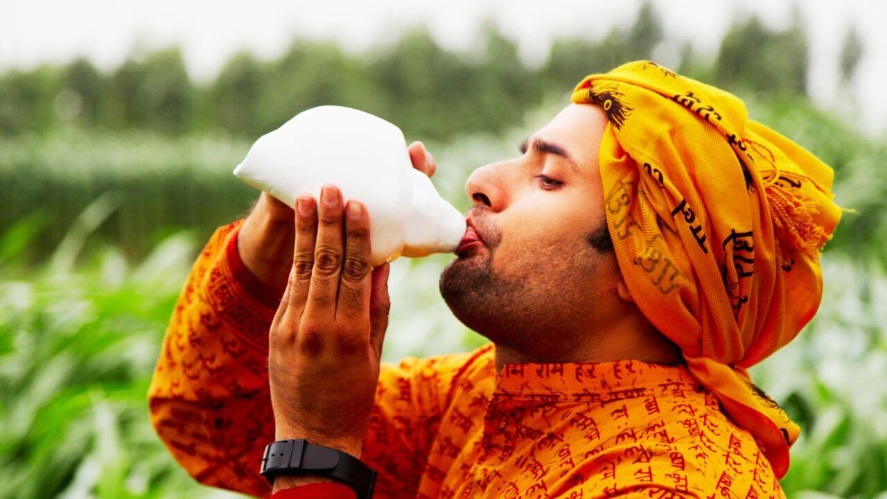 Importance of Shankh : पूजेत शंखाचं महत्त्व काय आहे? महाभारत काळात श्रीकृष्ण आणि पांडवांकडे कोणता शंख होता?