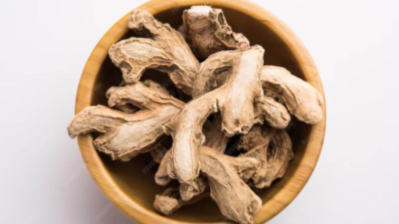 दिवसभरात एकदा तरी प्या सुंठ पाणी, पोटफुगीपासून ते सांधेदुखीपर्यंत सर्व समस्या होतील दूर