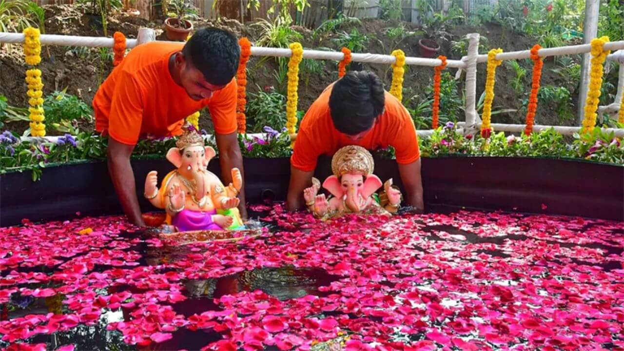 मुंबईकरांचे यंदा पर्यावरणपूरक गणेश विसर्जन; कृत्रिम तलावात 1,97,114 गणेश मुर्तींचे विसर्जन