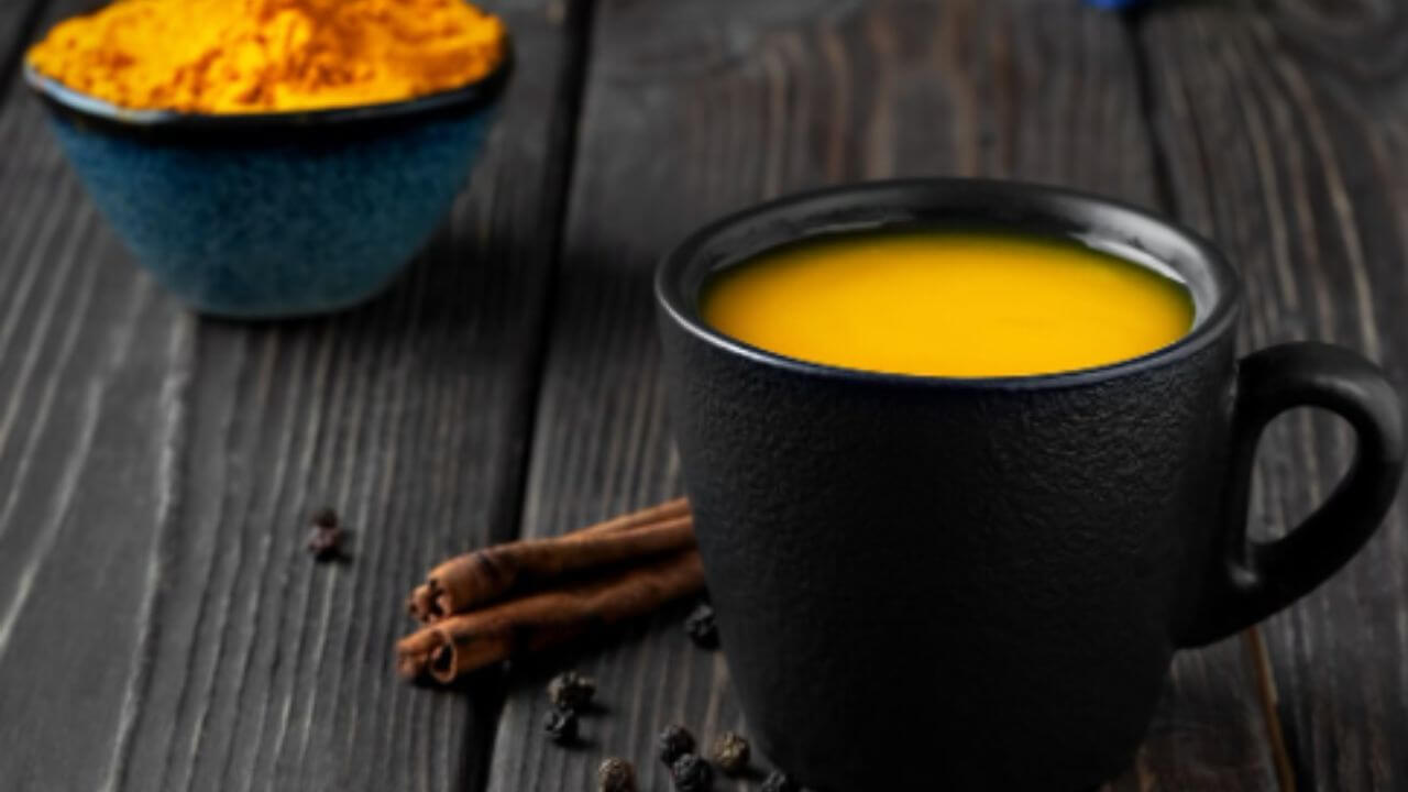 आठवडाभर रिकाम्या पोटी प्या हळदीचे पाणी, कमी होईल सांधेदुखी, मिळतील अनेक फायदे