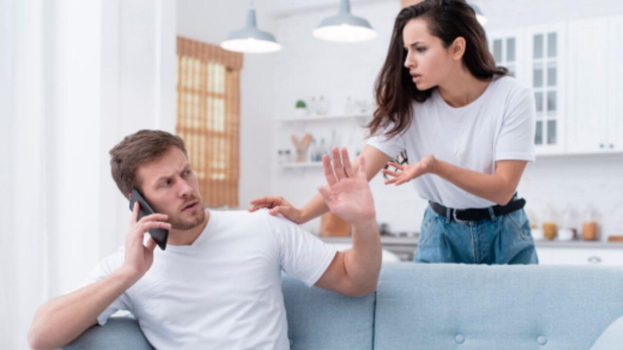 Feng Shui Tips: पतीपत्नीमध्ये सतत भांडणे होतात? मग तुमच्या खोलीत ठेवा एक वस्तू वाढेल प्रेम