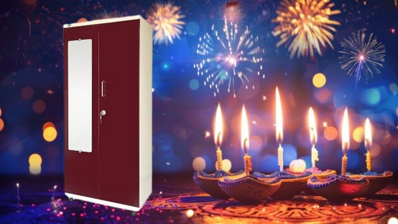 Diwali 2025 : दिवाळीच्या दिवशी घराच्या तिजोरीत ठेवा या वस्तू; पैशाची कमी कधीच भासणार नाही