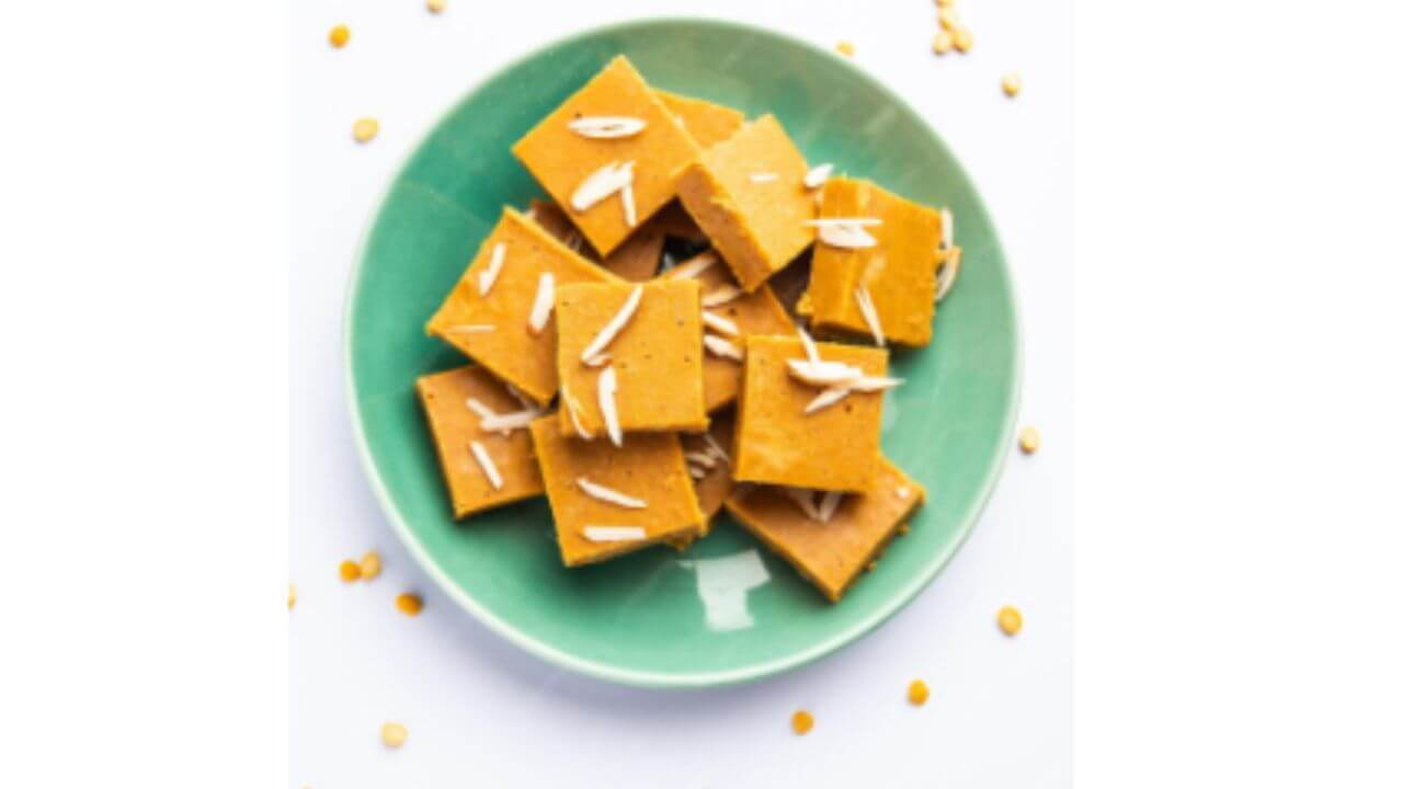 यंदा दिवाळीला बनवा तोंडात विरघळणारी बेसनाची बर्फी, अगदी सोपी आहे रेसिपी
