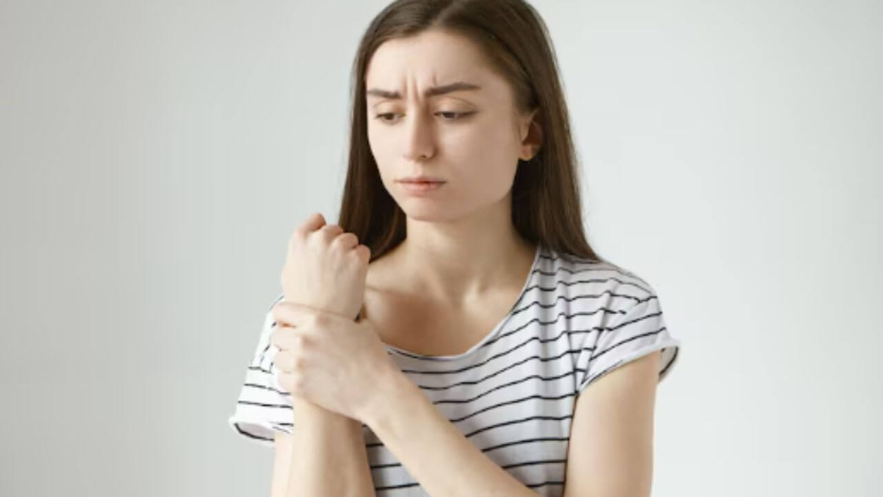 युरिक अॅसिड वाढून हांडांमध्ये वेदना होतात? नियंत्रित करण्यासाठी जाणून घ्या काय खावे आणि टाळावे?